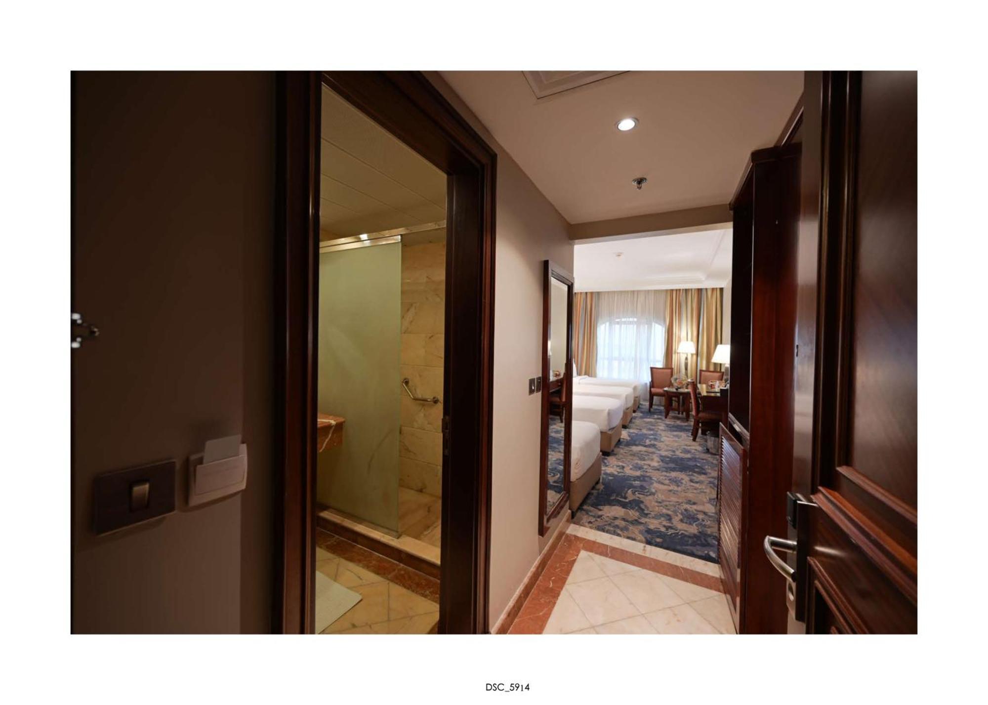 Emaar Royal Hotel Medina Ngoại thất bức ảnh A guest room at the hotel