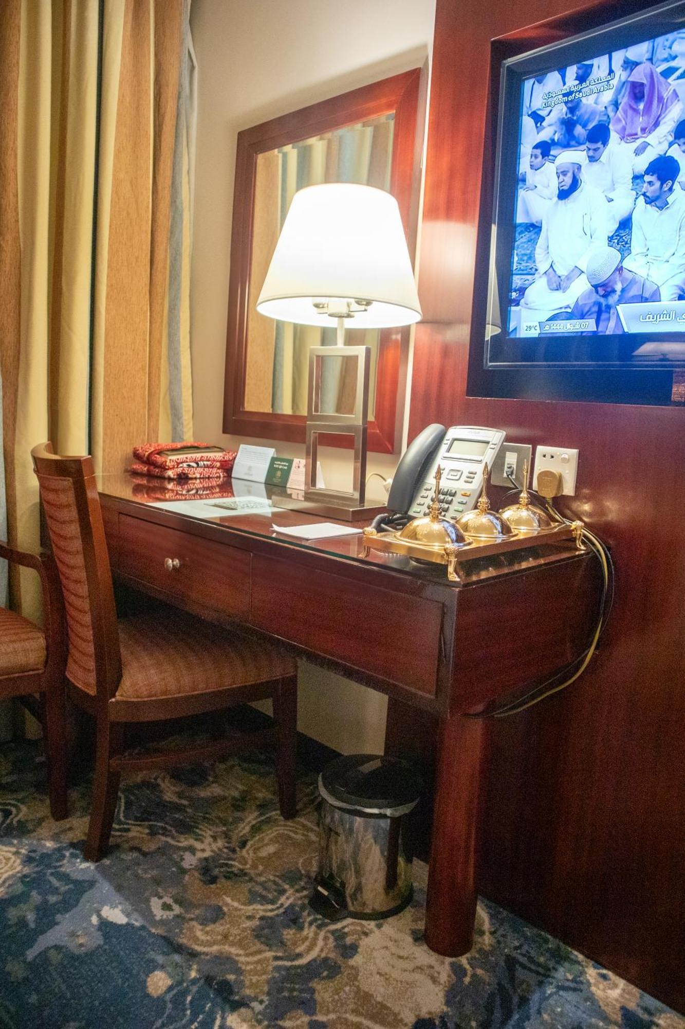 Emaar Royal Hotel Medina Ngoại thất bức ảnh A hotel room desk
