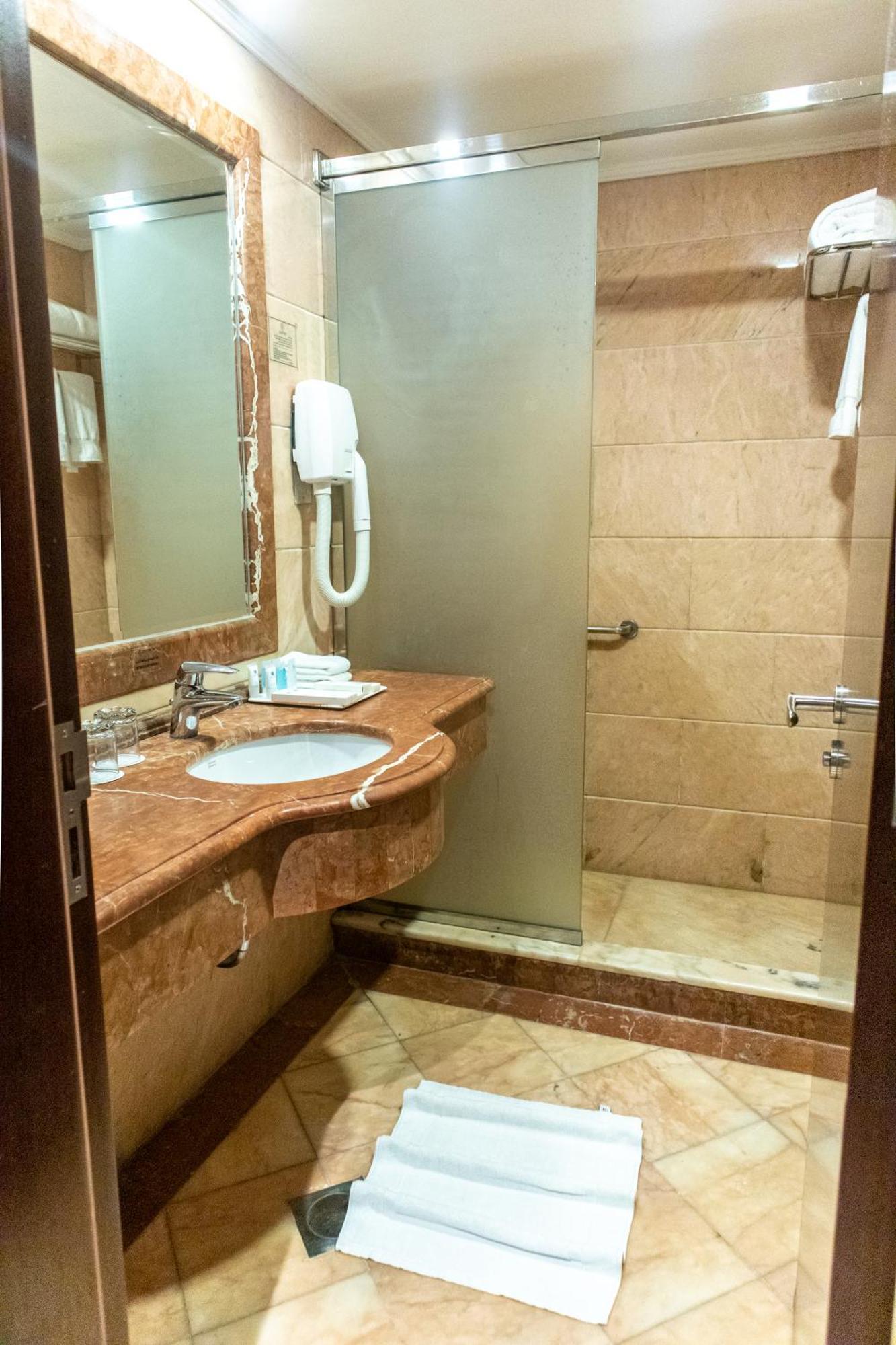 Emaar Royal Hotel Medina Ngoại thất bức ảnh Bathroom in a hotel