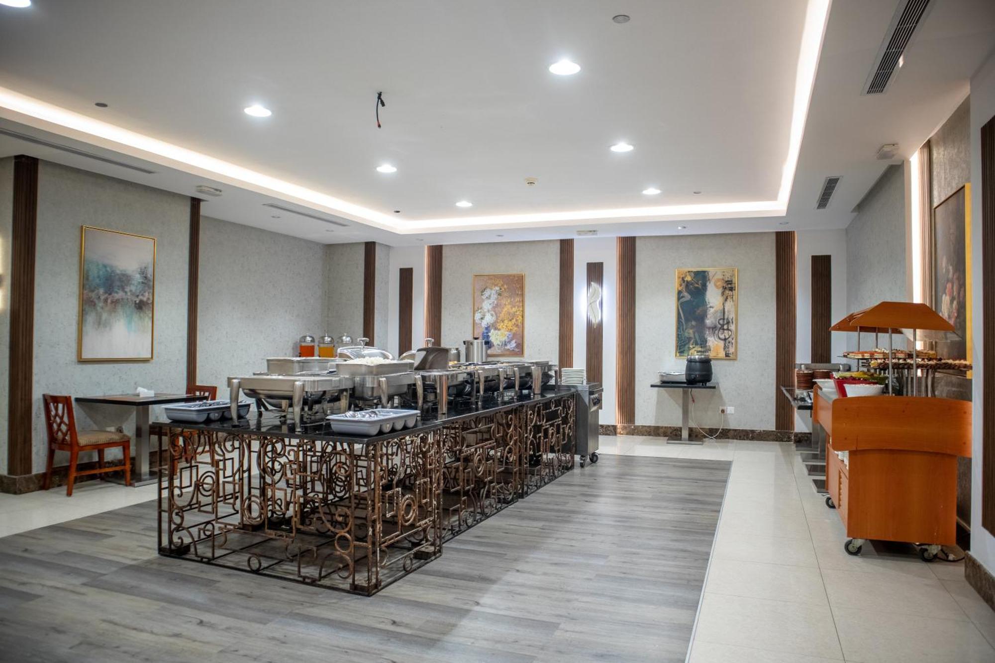 Emaar Royal Hotel Medina Ngoại thất bức ảnh The buffet at the airport