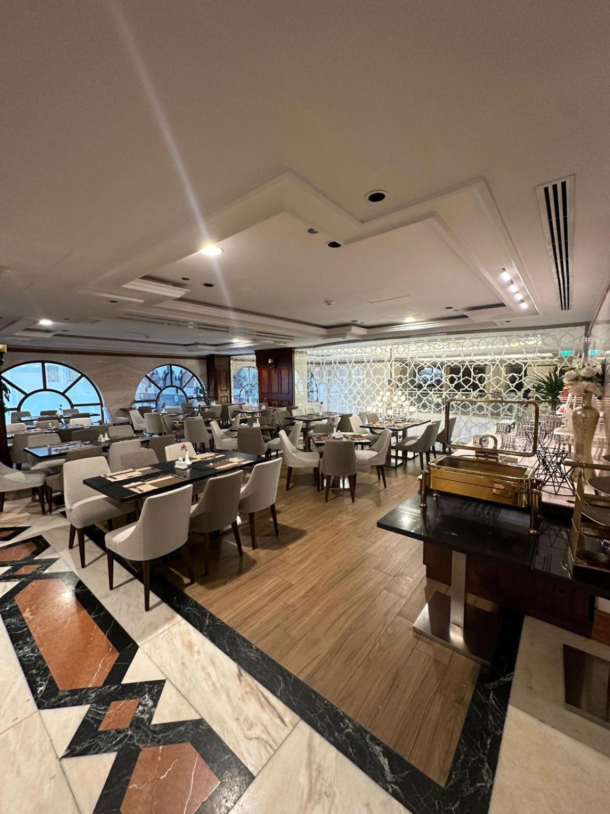 Emaar Royal Hotel Medina Ngoại thất bức ảnh The interior of the restaurant