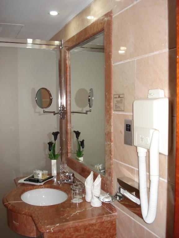 Emaar Royal Hotel Medina Ngoại thất bức ảnh A humidifier in a hotel bathroom